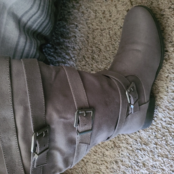 Just below the knee flat boots. Zip up on side. - Picture 4 of 6